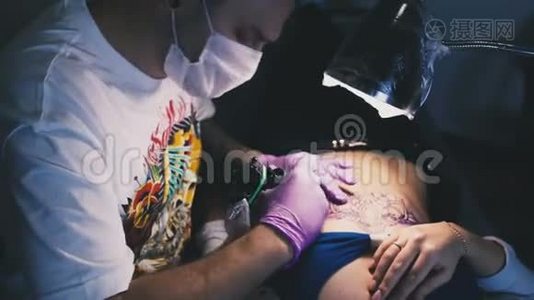 纹身师正在洗身体上的油漆视频