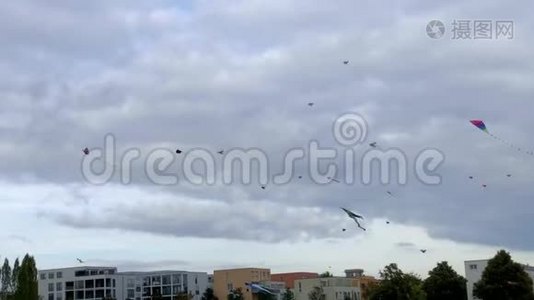 在秋天的天空中放风筝视频
