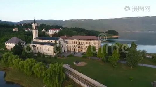 在方济会修道院的RamaScit教堂塔的无人机空中循环景观，视频