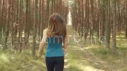 穿过树林的女孩。视频