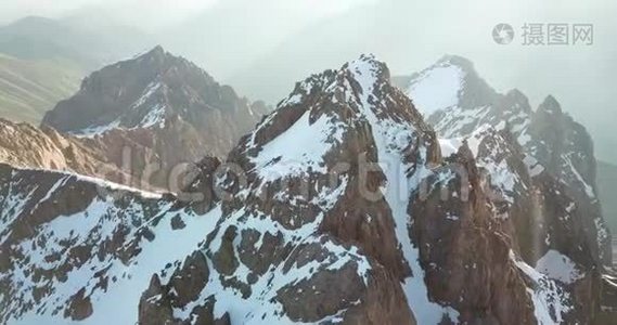 落基山脉的山峰覆盖着雪。 从无人驾驶飞机拍摄，俯视。视频