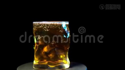黑色背景下360度玻璃旋转的冷啤酒视频