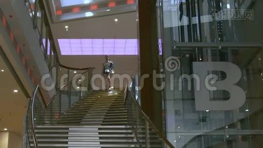 年轻女子在商场楼下散步视频