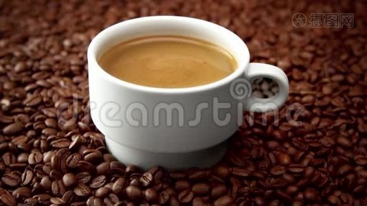 咖啡豆上的白咖啡杯侧景视频