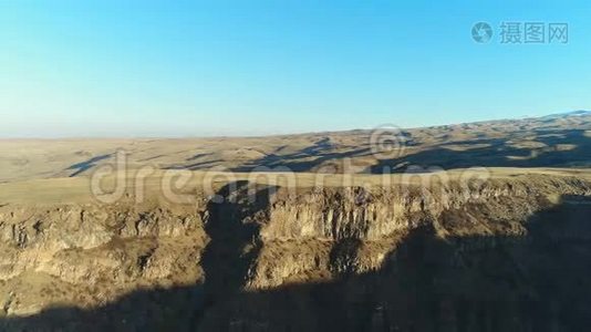 空中景色：阳光下五彩缤纷的大山视频