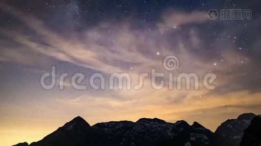 时间流逝的银河和星空旋转在雄伟的意大利阿尔卑斯山在夏季。 白雪皑皑的山峰视频