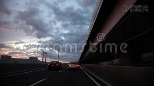 在繁忙的交通高速公路上，第一个人从风盾玻璃上看到了令人叹为观止的景色视频
