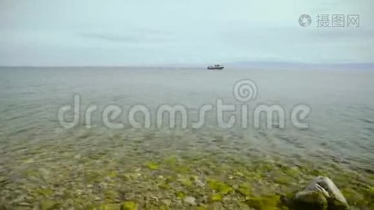 近距离观看贝加尔湖。 绿松石水和岩石海岸水下。视频