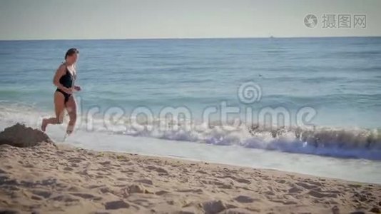 年轻女子在海洋的背景下健身视频