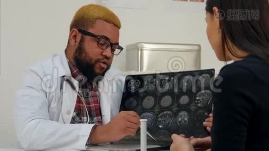 非裔美国男医生向女病人解释脑部X射线图像视频