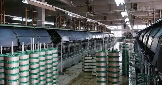 丝绸厂生产组织的4K机器，纺纱机收集丝绸。视频