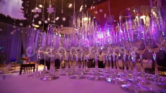 餐厅大厅自助餐桌上的香槟空杯、自助餐桌、餐厅内部、酒杯。视频