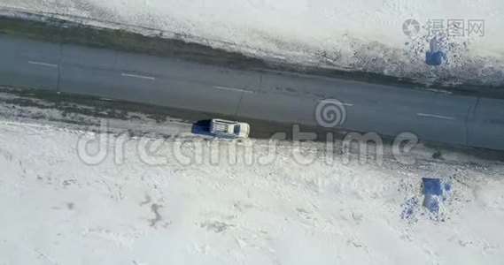 Pajero体育项目冬季道路的俯视图视频