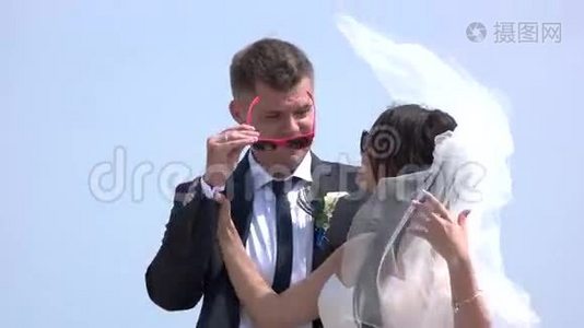 戴太阳镜的新婚夫妇。视频