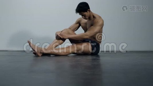 健身模特坐在地板上和管道上视频