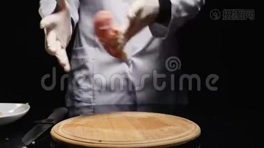 手在木板上扔了一块鸡片视频