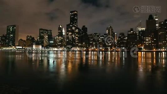 大城市的时间推移-曼哈顿摩天大楼的夜空视频
