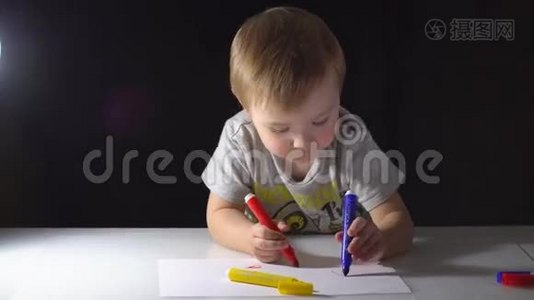 小男孩用彩色标记画画视频