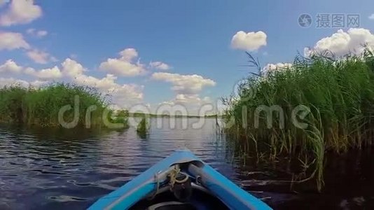 在宽阔的河流上划船，美丽的大自然。 旅游、旅游、POV视频