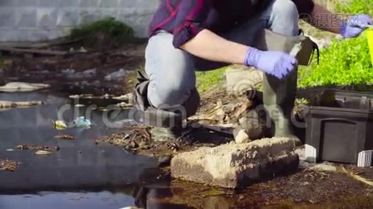 生态学家的手拿水的样本。视频