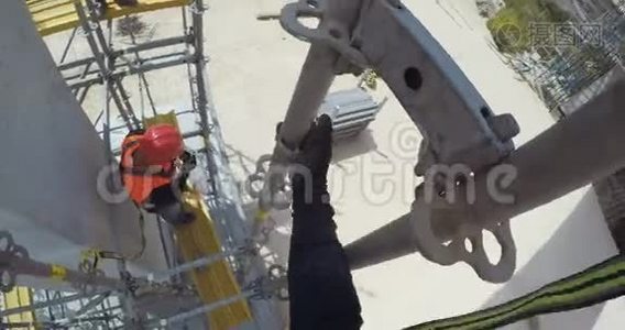 一名建筑工人在桥梁施工现场拍摄的POV照片视频