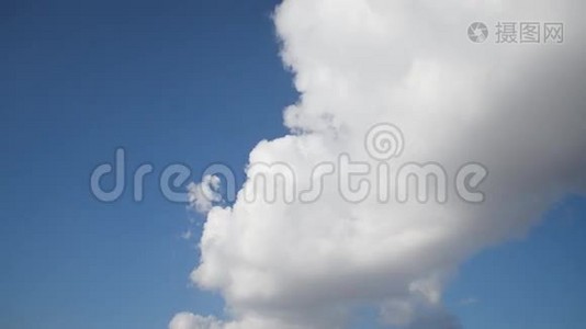 美丽的白云在蓝天上高高飞翔视频