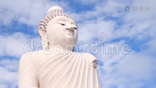 时间流逝：白大佛寺。 云彩在天空中奔跑，越过坐着的雕像。 4K. 泰国普吉岛。视频