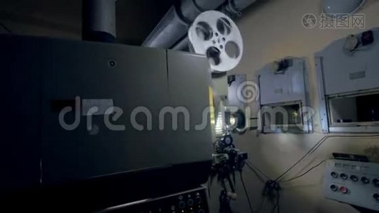 过时的机械电影放映机工作。视频