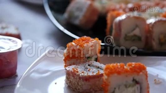 女人在日本料理餐厅吃寿司，用筷子。 特写滚动慢动作视频