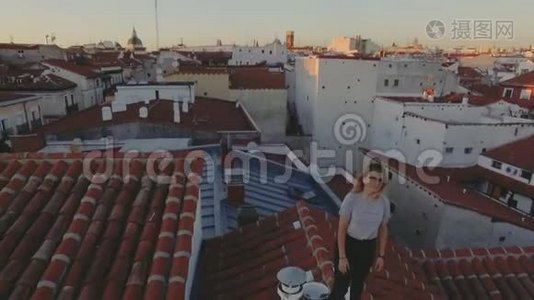 大城市红瓦屋顶上令人惊叹的日落视频