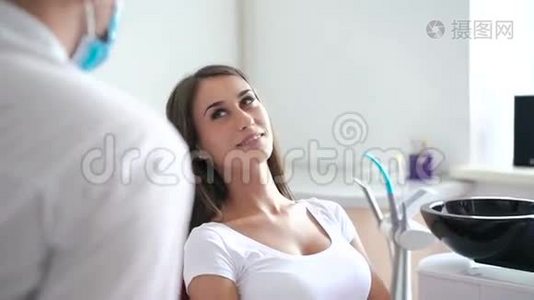 可爱的女孩在牙科室和你的牙医说话视频