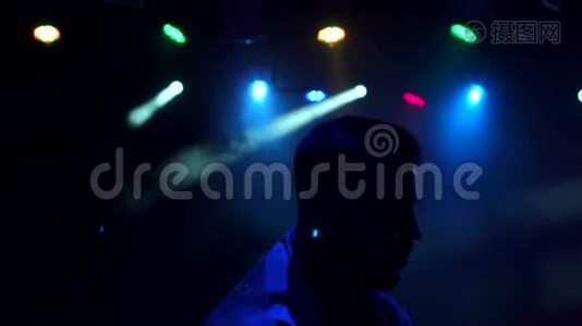 现代年轻人在夜总会的黑暗中跳舞视频