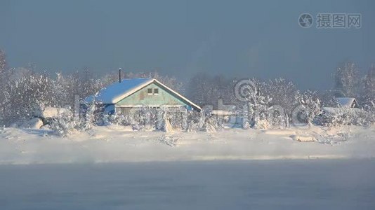 雪河里的树枝在后台视频