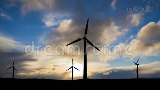 日落时沙漠中的大型风力涡轮机视频