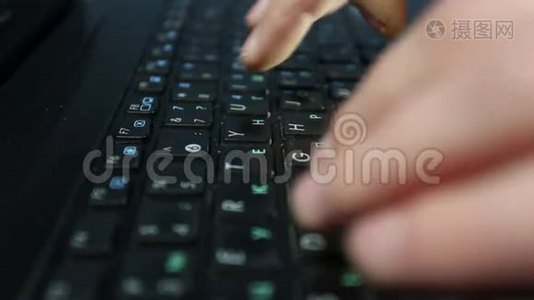 男人用手在电脑键盘上打字视频