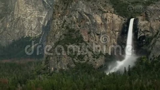 新娘瀑布和约塞米蒂山谷景观。视频