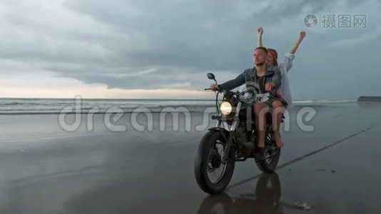 年轻漂亮的夫妇潮人骑复古摩托车在海滩上，户外肖像，骑男女，旅行视频
