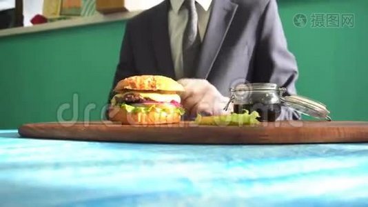 在餐馆里，男人带着带手套的汉堡包视频