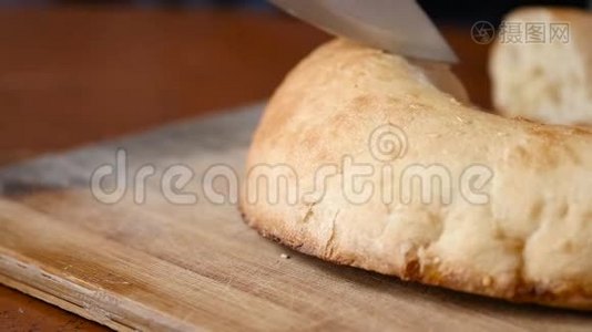 厨房砧板上切片白色面包.. 柔软的新鲜烤白面包。 慢动作视频