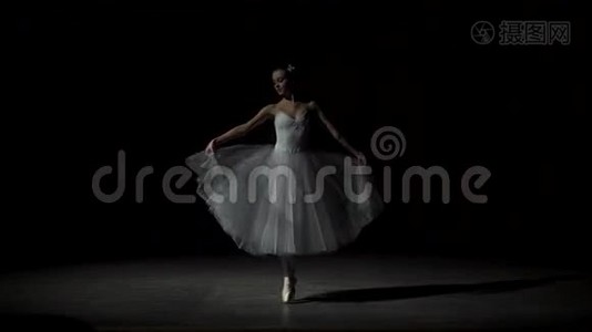 女芭蕾舞演员在排练视频