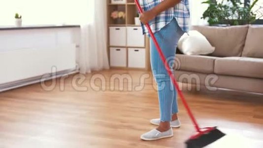 女人用扫把刷洗地板视频