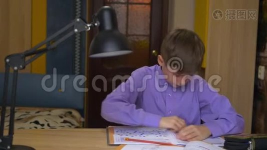 一个十几岁的男孩做家庭作业。 远程教育。 家庭教育视频