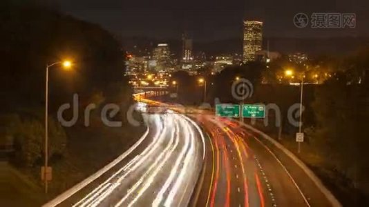 84号州际公路班菲尔德高速公路上的交通灯道在夜间1080p时与波特兰市区天际线的时间间隔视频
