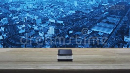 在城市大厦、街道、高速公路和摩天大楼的木桌上下载现代智能手机屏幕上的平面图标，Technology视频