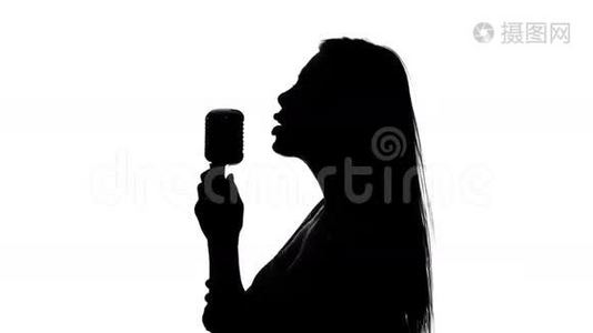 女人唱着歌，摇着头发。 快关门。 剪影。 白色视频