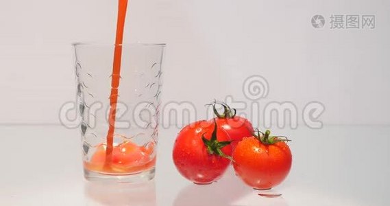 把番茄汁倒入玻璃杯中视频