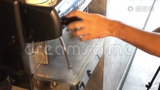 咖啡师煮两杯咖啡视频