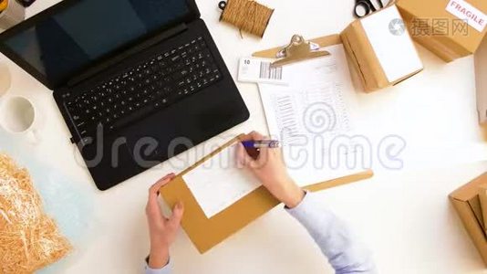 有笔记本电脑和剪贴板的女人视频