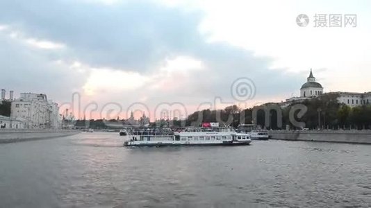 俄罗斯。 莫斯科河的堤岸.. 乘船前往莫斯科..视频