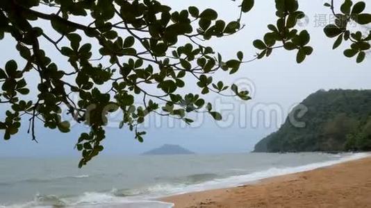 暴风雨来临之前沙滩海岸的景观，傍晚的气氛视频